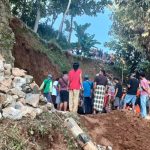 Proses evakuasi tiga pekerja yang tertimpa longsoran talud penyangga jalan