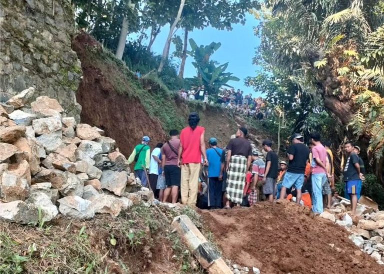 Proses evakuasi tiga pekerja yang tertimpa longsoran talud penyangga jalan