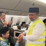 Menag Yaqut Cholil Qoumas melepas keberangkatan jemaah haji JKG-01 di Bandara Soeta, Rabu (24/05) pagi.