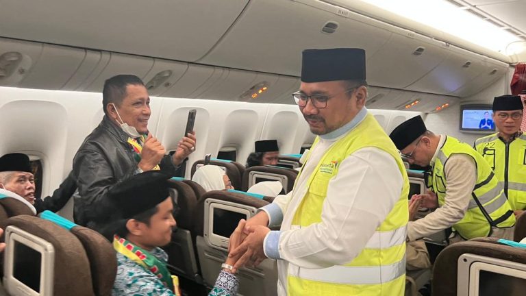 Menag Yaqut Cholil Qoumas melepas keberangkatan jemaah haji JKG-01 di Bandara Soeta, Rabu (24/05) pagi.