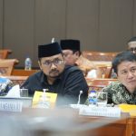 Menag Yaqut Cholil Qoumas (tengah) saat Raker dengan Komisi VIII DPR RI