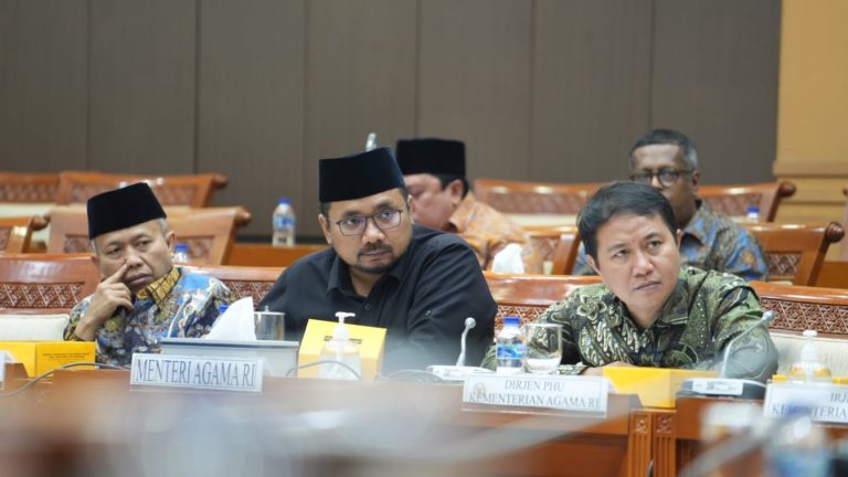 Menag Yaqut Cholil Qoumas (tengah) saat Raker dengan Komisi VIII DPR RI