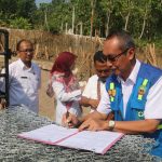 DPUPR Serahkan 150 Bronjong untuk Penanganan Longsoran Sungai Lusi