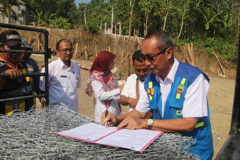 DPUPR Serahkan 150 Bronjong untuk Penanganan Longsoran Sungai Lusi