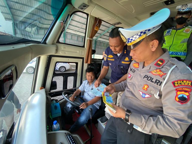 Jelang Libur Panjang Sekolah, Polisi Rampchek Bus Pariwisata untuk Antisipasi Kecelakaan