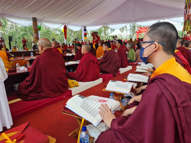 Jelang Waisak, Umat Buddha menggelar Prosesi Kagyu Monlam Indonesia di lapangan Aksobya, pelataran Candi Agung Borobudur, Magelang, Rabu (31/05).