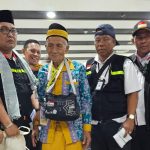 Harun Bin Senar usia 119 Tahun, jemaah hajI tertua Indonesia, didampingi petugas haji PPIH Arab Saudi, Jumat (26/05).