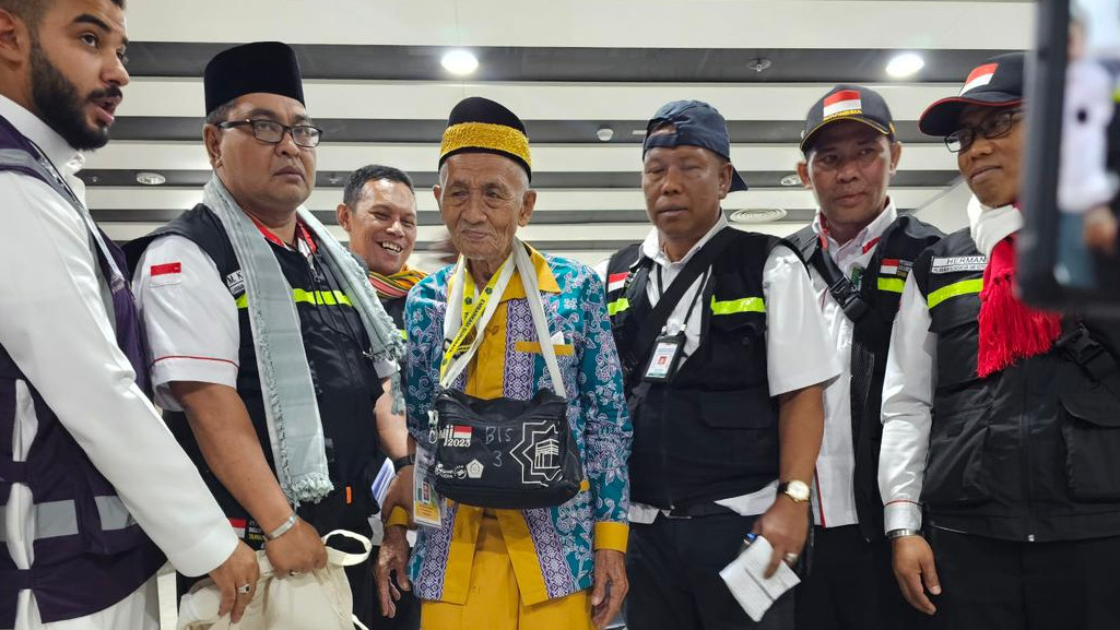 Harun Bin Senar usia 119 Tahun, jemaah hajI tertua Indonesia, didampingi petugas haji PPIH Arab Saudi, Jumat (26/05).