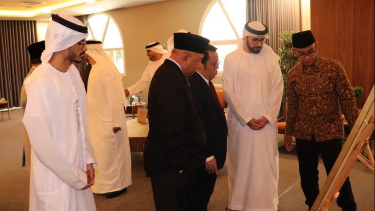 Dirjen Bimas Islam Kamaruddin Amin bertemu Rektor MBZUH Khalifa Aldhaheri