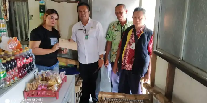 Dinas terkait memberikan surat peringatan kepada pemilik warung agar membongkar sendiri warungnya