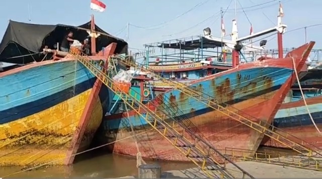 Situasi di hilir Sungai Silugonggo yang dipadati kapal nelayan