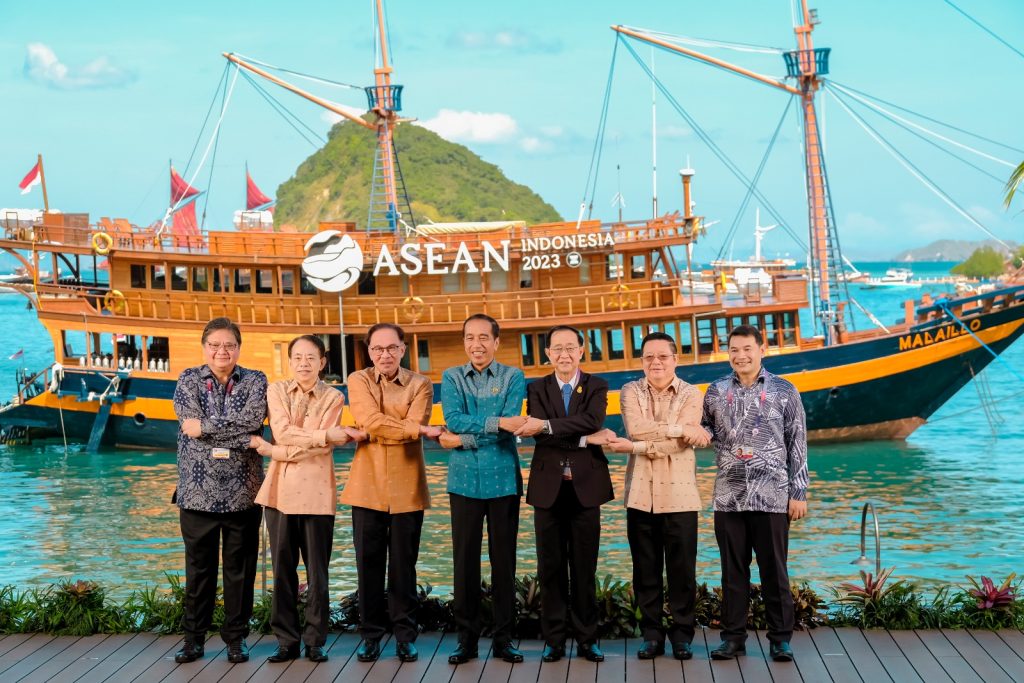 Sesi foto bersama KTT ke-15 IMT-GT, di Labuan Bajo, Kamis (11/05).