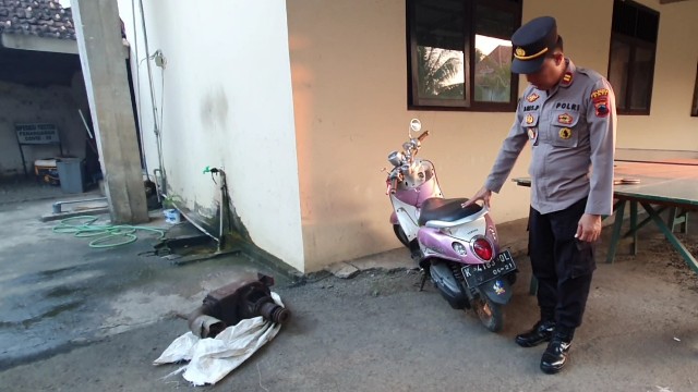 Anggota Polsek Tayu saat memeriksa lokasi pencurian di Desa Dororejo, Kecamatan Tayu, Kabupaten Pati, Senin (29/05)