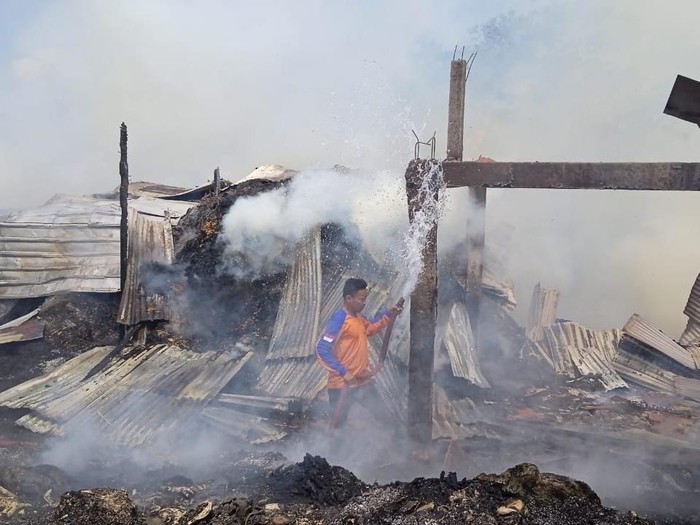 Gudang Gula di Kuwukan Terbakar, Kerugian Diperkirakan Capai Ratusan Juta