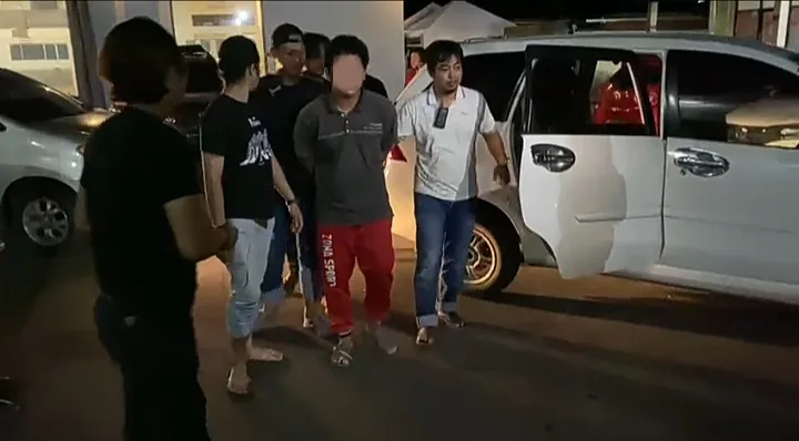 Soleh saat digelandang petugas ke Mapolresta Pati, Selasa (02/05) malam (Foto: Istimewa)