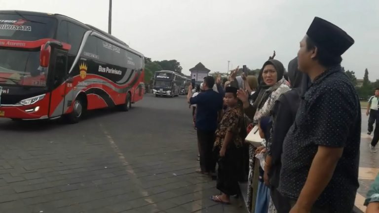 Tradisi Tawaf Jamaah Haji Mengelilingi Alun-alun Demak