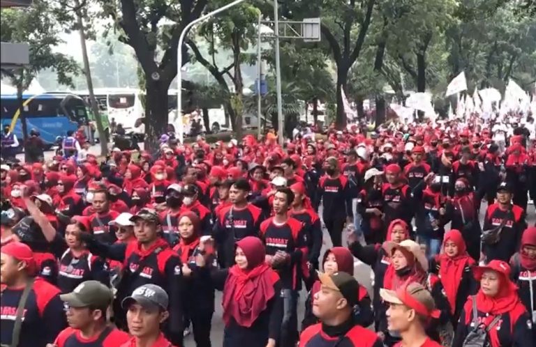 Ribuan Buruh Padati Istana Negara, Sampaikan 7 Tuntutan