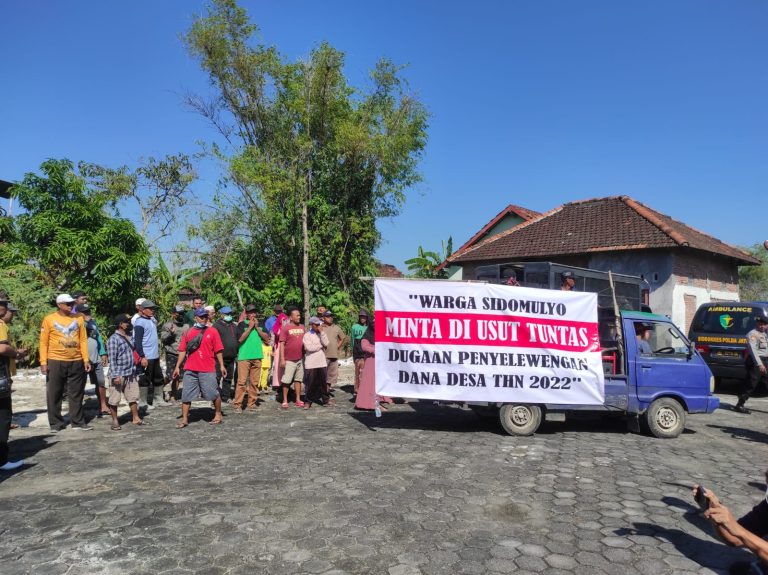 Warga Sidomulyo Geruduk Baldes, Tuntut Pengusutan Penyelewengan Dana Desa