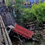 Truk Dam Tabrak Jembatan Lalu Terjun ke Sungai Logung