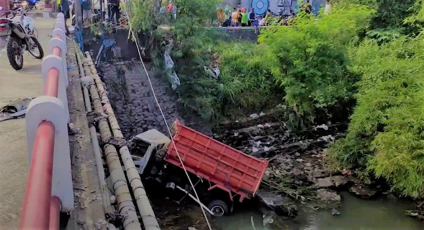 Truk Dam Tabrak Jembatan Lalu Terjun ke Sungai Logung