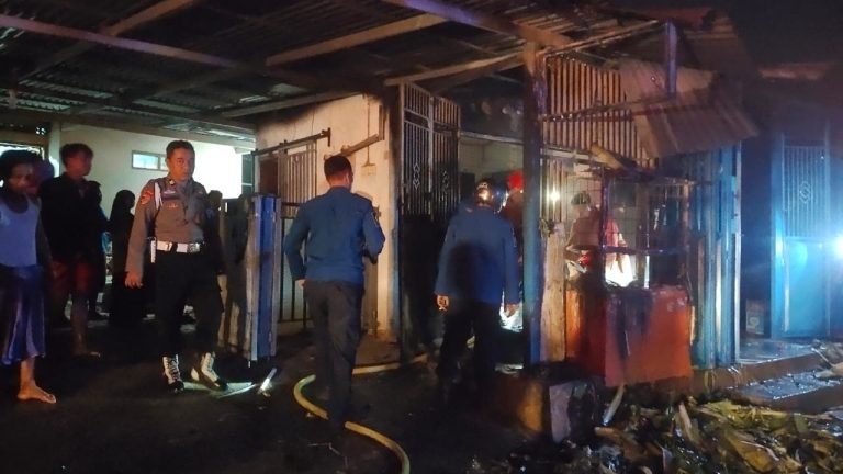 Korsleting Listrik, Tengah Malam Toko Sembako di Purbalingga Terbakar