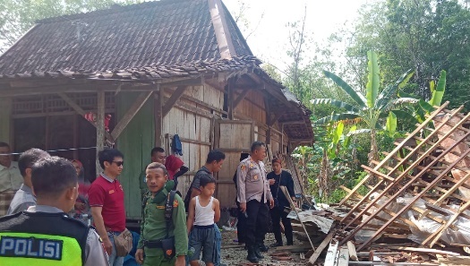 Perbaiki Rumah, Pasangan Lansia Tertimpa Reruntuhan Rumah Roboh, 1 Meninggal, 1 Terluka