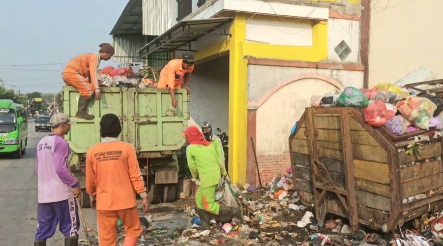 Sampah Sempat Menumpuk, DLH Kerahkan 15 Truk dan 136 Petugas