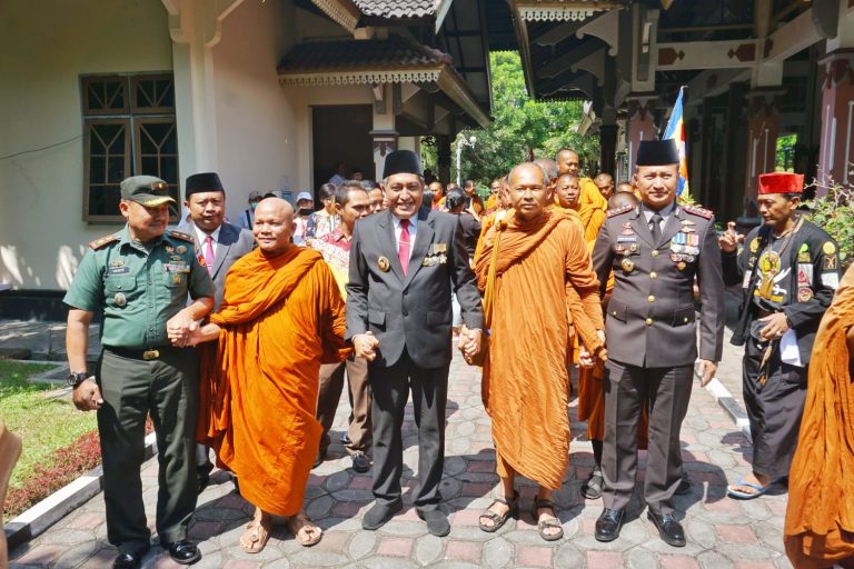 Bupati Magelang Sambut Kehadiran Rombongan Biksu Thudong di Rumah Dinas