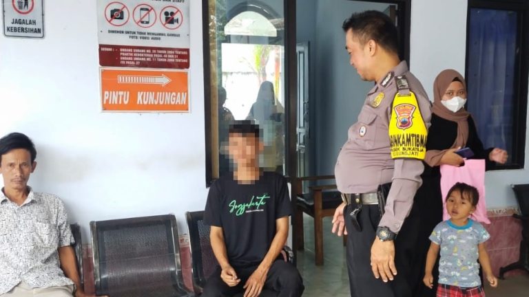 Mengamuk Lalu Merusak Rumah Sendiri, Warga Ketakutan, Pemuda Diamankan Polisi