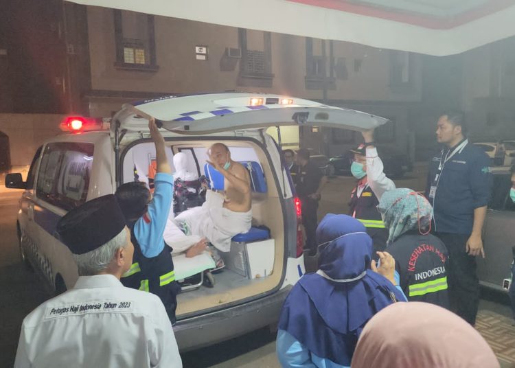 Proses Evakuasi Jemaah Haji Sakit dari KKHI Madinah ke KKHI Makkah Usai