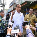 Presiden Jokowi memberikan keterangan pers usai meninjau Pasar Parungpung, Bogor, Jabar, Rabu (21/06).
