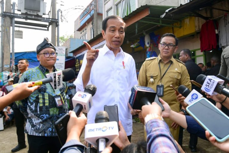 Presiden Jokowi memberikan keterangan pers usai meninjau Pasar Parungpung, Bogor, Jabar, Rabu (21/06).