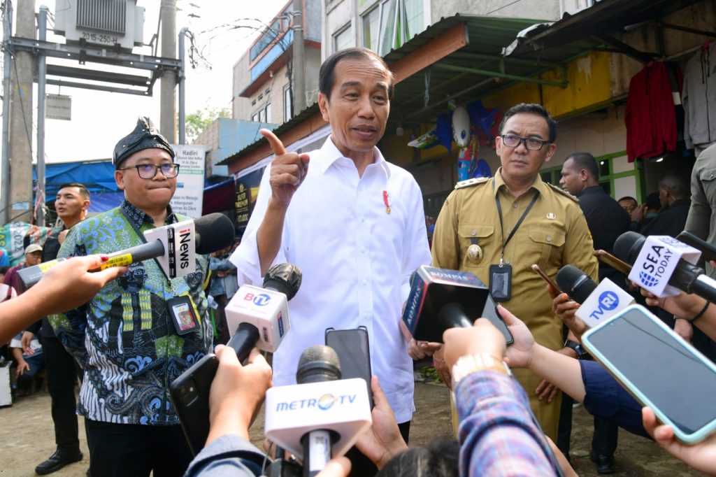 Presiden Jokowi memberikan keterangan pers usai meninjau Pasar Parungpung, Bogor, Jabar, Rabu (21/06).