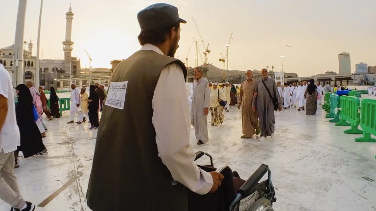 Di Masjidil Haram, Jemaah Haji Diimbau Pakai Jasa Kursi Roda Resmi