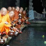Pengambilan air berkah di Umbul Jumprit, Temanggung, Jawa Tengah, Jumat (02/06).