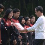 Presiden Jokowi menyerahkan bonus untuk atlet, pelatih, dan asisten pelatih peraih medali di SEA Games Kamboja, di halaman depan Istana Merdeka, Jakarta, Senin (05/06).