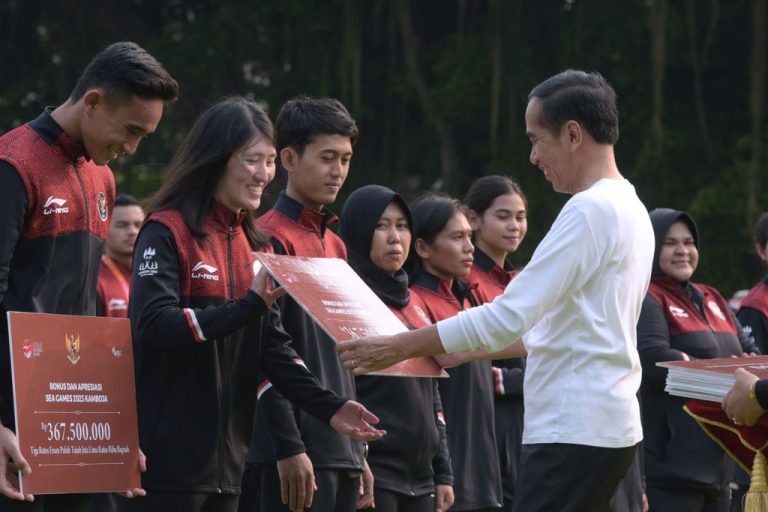 Presiden Jokowi menyerahkan bonus untuk atlet, pelatih, dan asisten pelatih peraih medali di SEA Games Kamboja, di halaman depan Istana Merdeka, Jakarta, Senin (05/06).