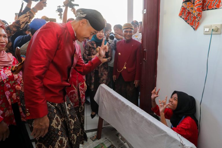 Ganjar Ajak Difabel di Kios Cepogo Boyolali Jualan Via Medsos