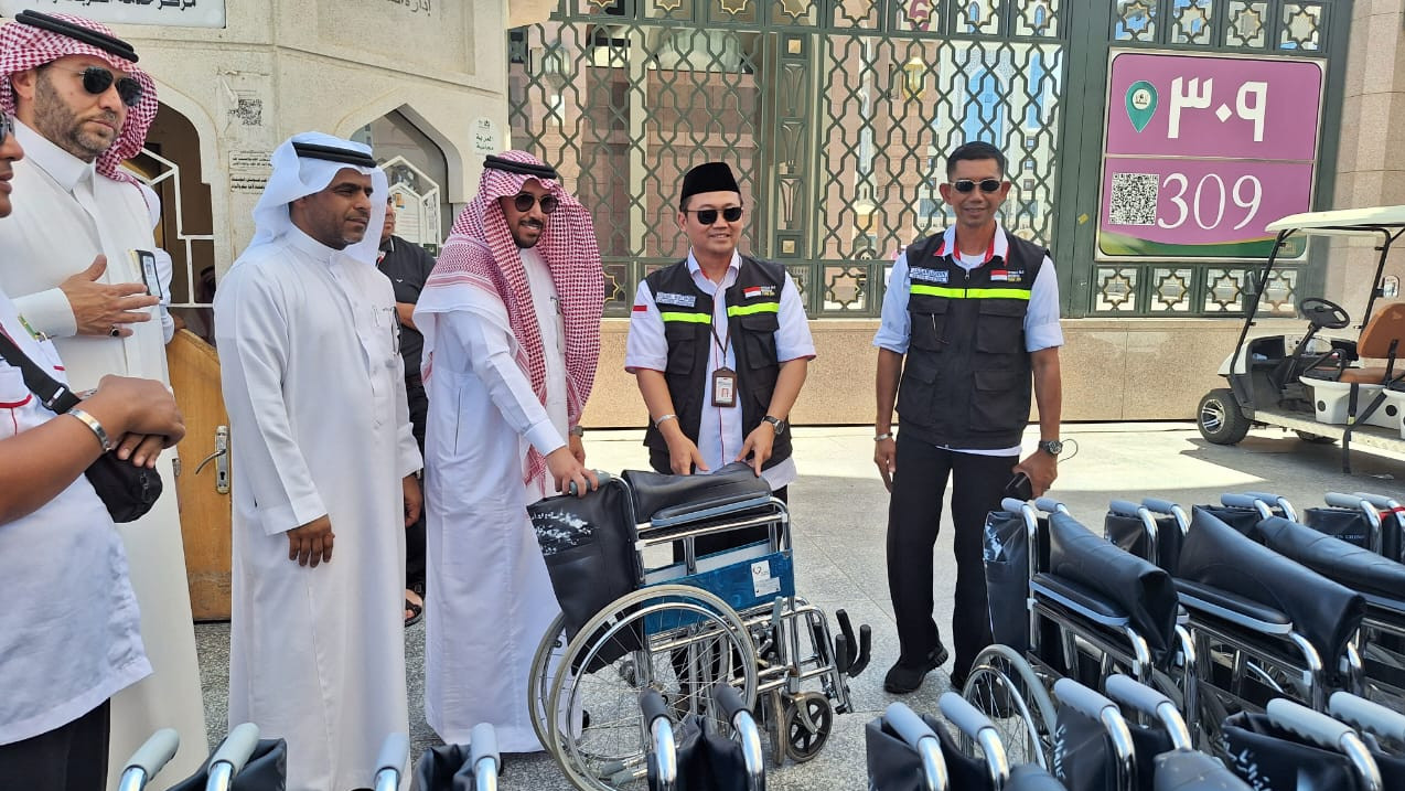 PPIH Terima Bantuan Kursi Roda dari Pengurus Masjid Nabawi