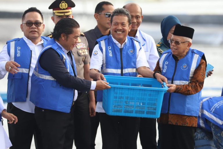 Wapres Ma’ruf Amin dan Menteri KKP Panen 249 Ton Udang di Tambak Modern Terbesar