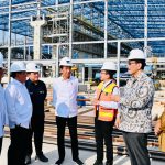 Presiden Jokowi meninjau proyek pembangunan pabrik smelter PT Freeport Indonesia, di Kabupaten Gresik, Jawa Timur, Selasa (20/06).