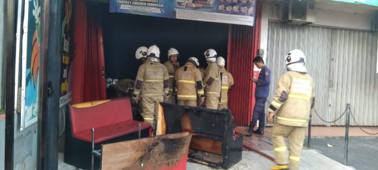Datangi Kebakaran Rocket Chicken Srondol, Polsek Banyumanik Lakukan Pengamanan