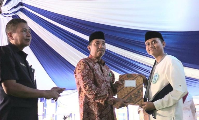 Bupati Hafidz Mewisuda 32 Siswa SMPN 2 Rembang Penghafal Alquran