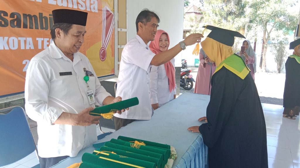 Pertama di Kota Tegal, 20 Lansia di Kesambi Sari Diwisuda