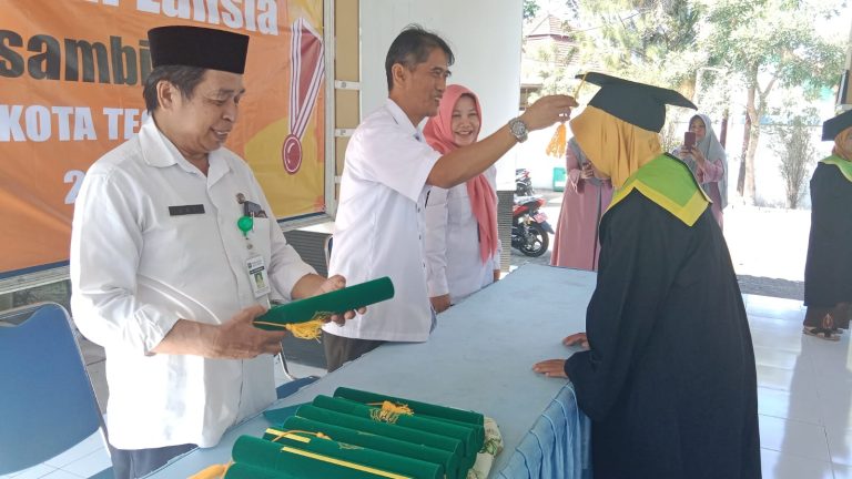 Pertama di Kota Tegal, 20 Lansia di Kesambi Sari Diwisuda