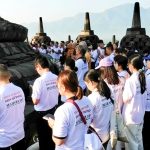 Rangkaian Waisak 2023 Biksu dan umat Buddha menggelar ritual Pradaksina di Candi Borobudur Kabupaten Magelang.
