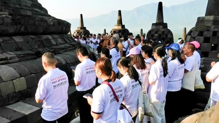 Rangkaian Waisak 2023 Biksu dan umat Buddha menggelar ritual Pradaksina di Candi Borobudur Kabupaten Magelang.