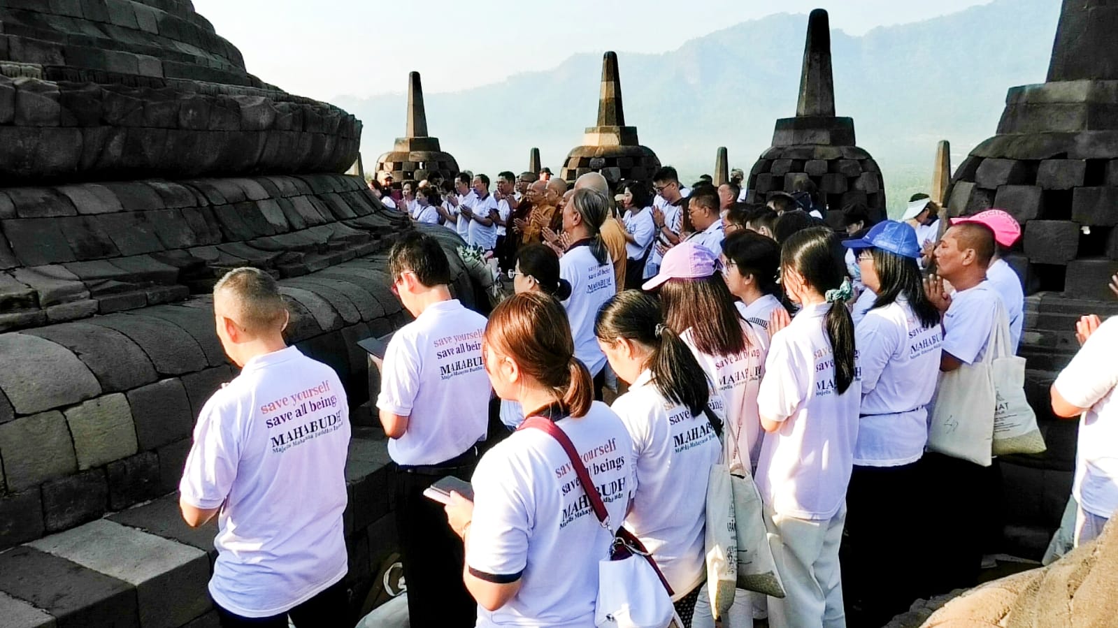 Rangkaian Waisak 2023 Biksu dan umat Buddha menggelar ritual Pradaksina di Candi Borobudur Kabupaten Magelang.