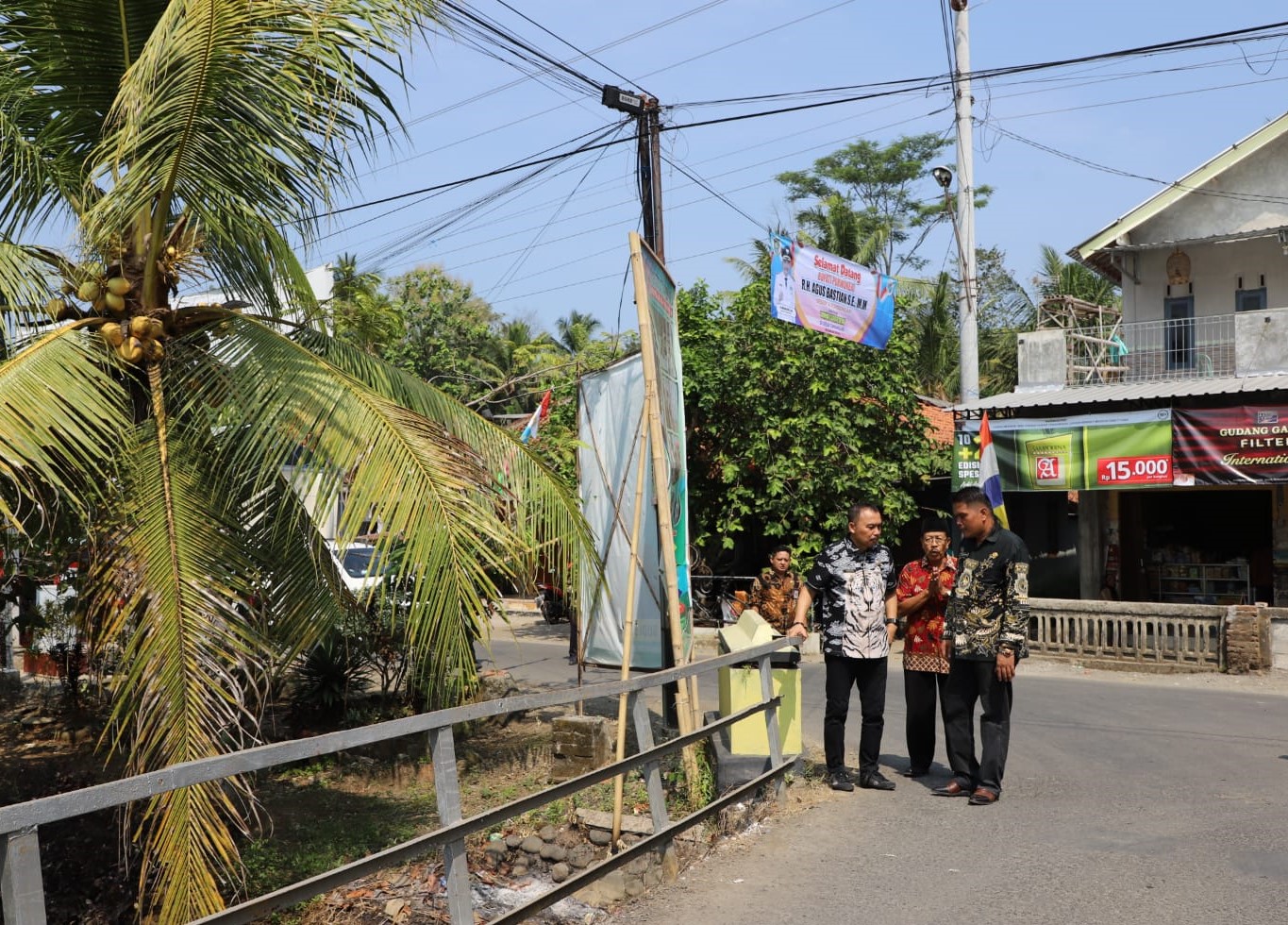 Tinjau Jembatan Sempit di Desa Tamansari, Bupati Janji Segera Dibangun