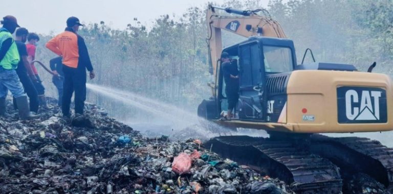 Dua Hari Pemkab Kendal Tangani Kebakaran Eks TPA Darupono